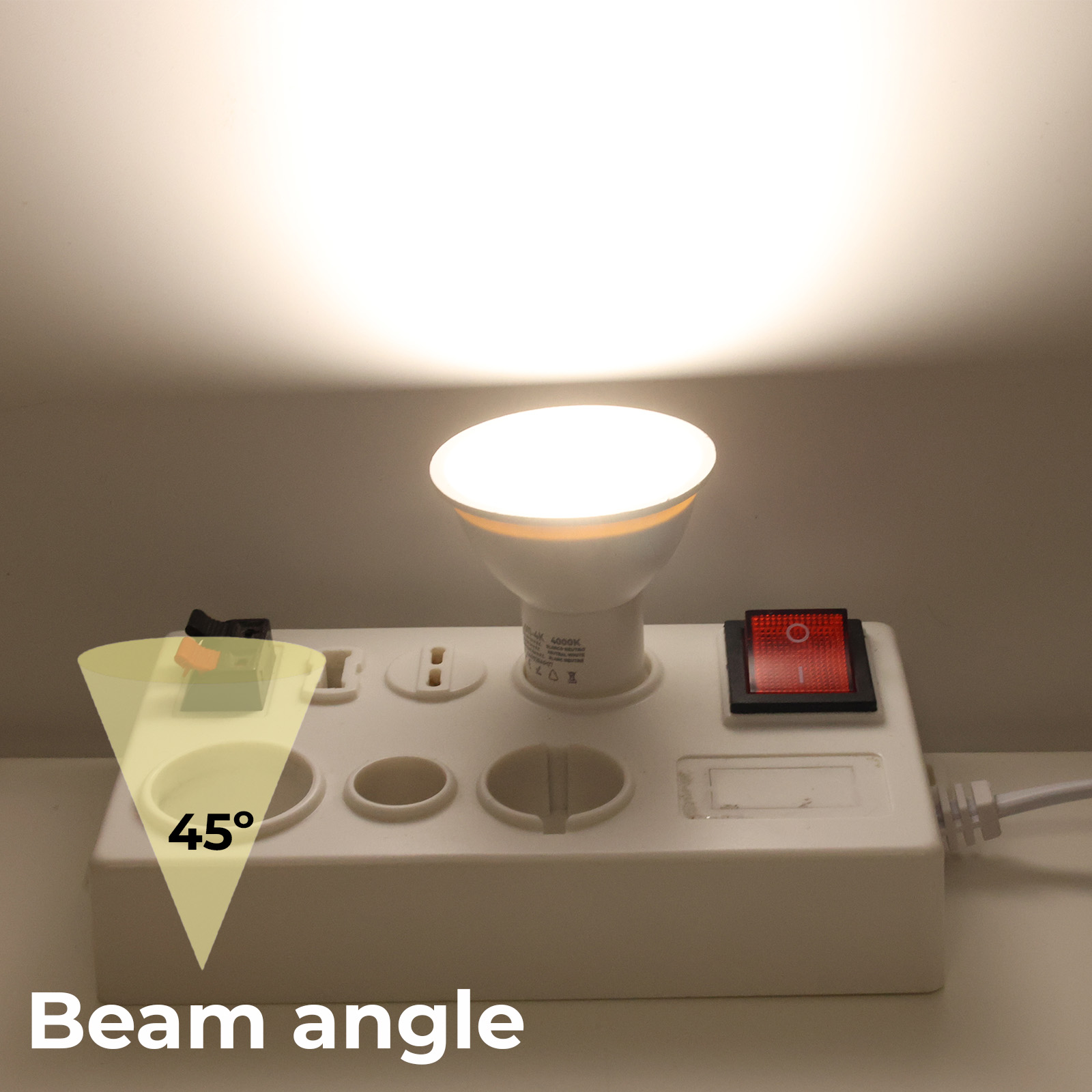 Una bombilla LED brillante ilumina una regleta con interruptor.