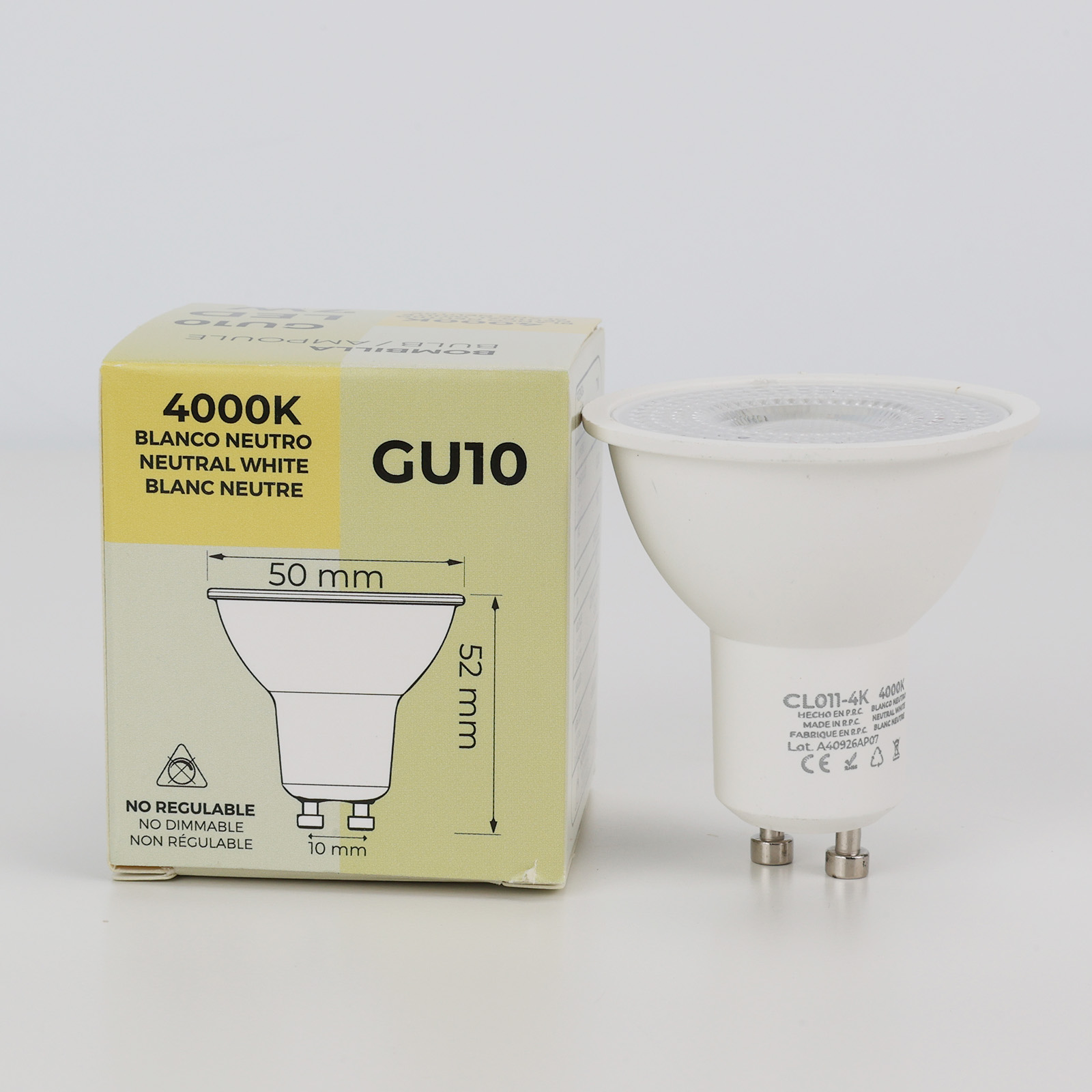 Una bombilla GU10 junto a su embalaje mostrando 4000K y dimensiones.