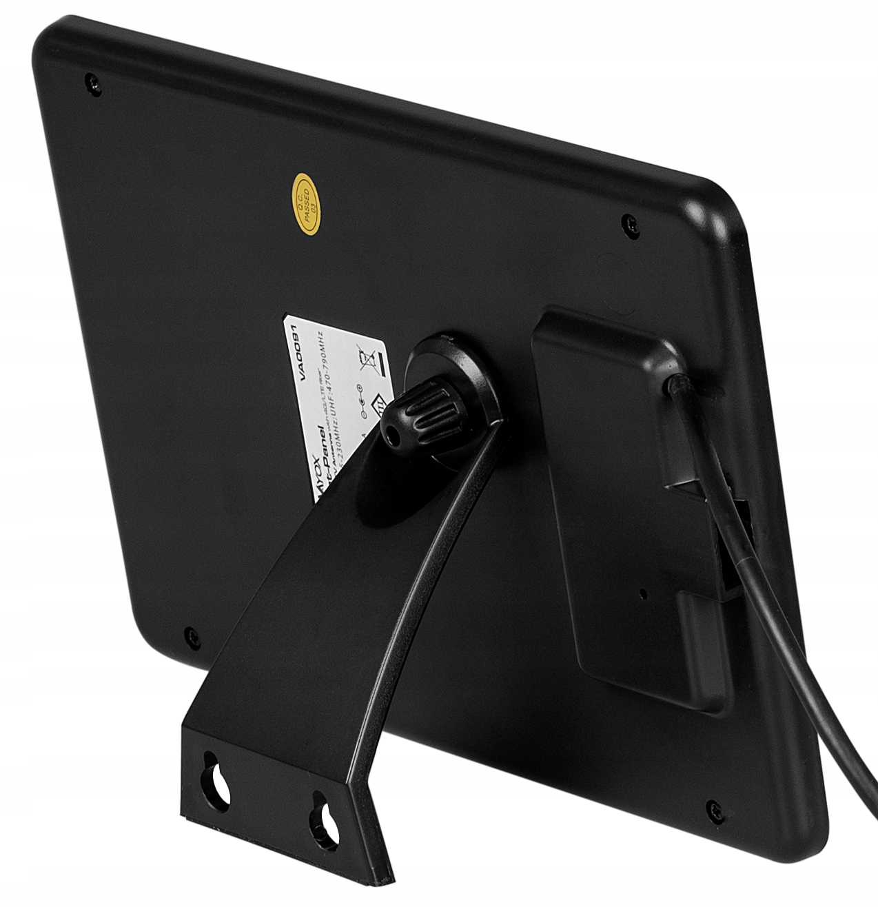 Tył czarnego urządzenia ze stojakiem i kablem. Naklejka kontroli jakości.