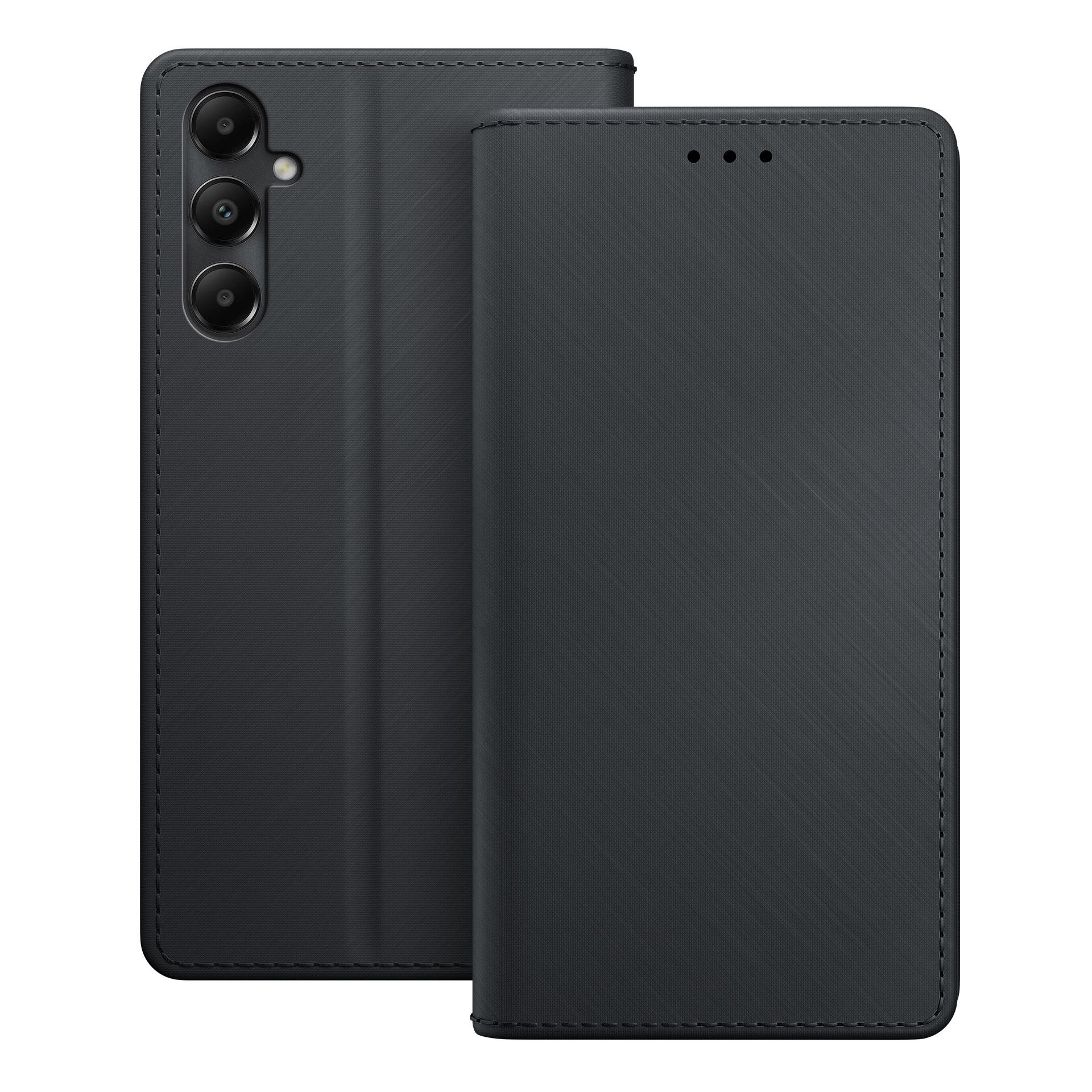 Czarny telefon z zamkniętym etui. Tył pokazuje trzy aparaty.