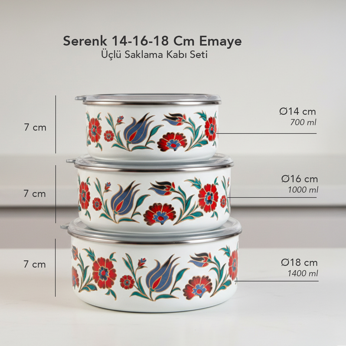 Çiçek desenli üç beyaz emaye saklama kabı, üst üste konulmuş.