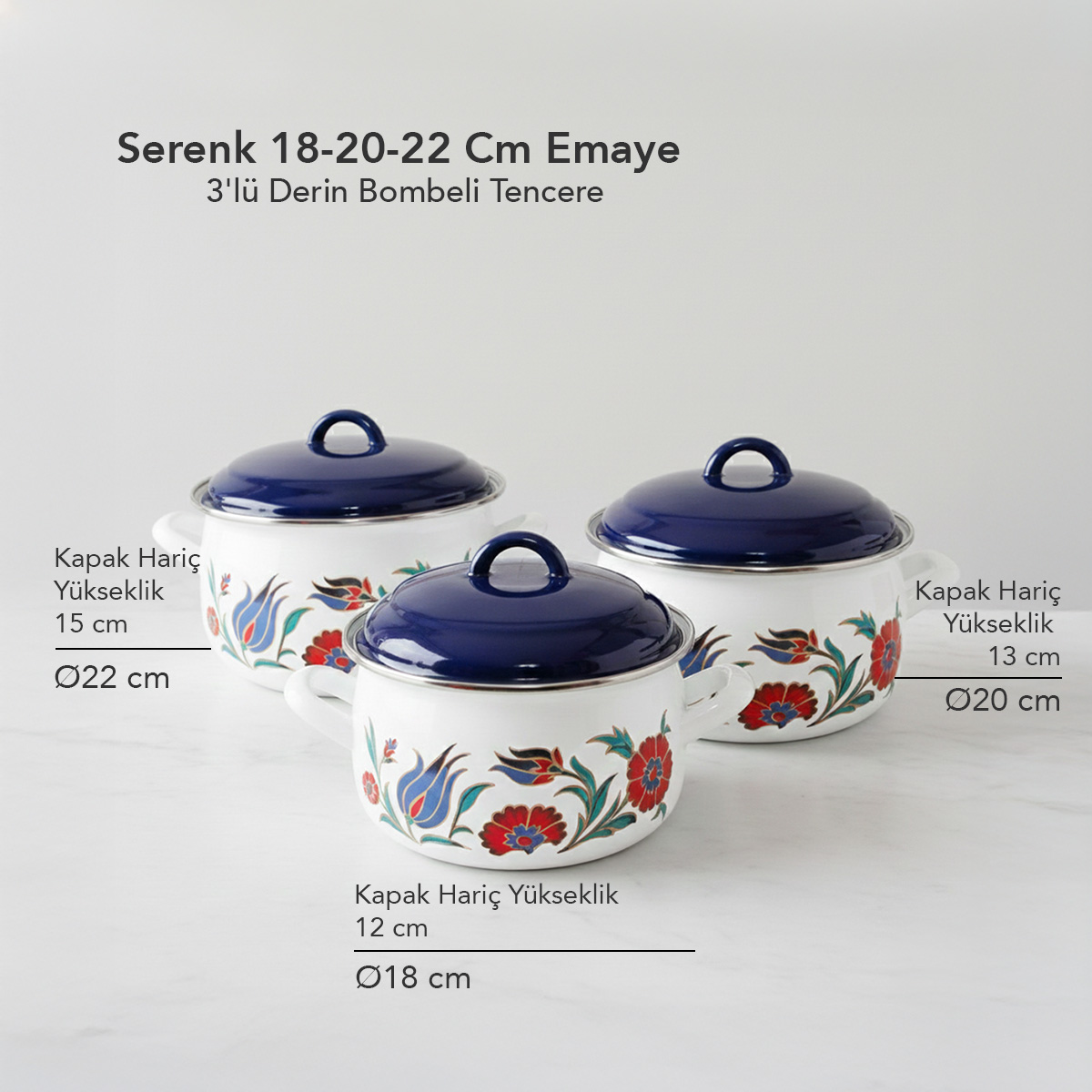 Mavi kapaklı, çiçek desenli üç beyaz emaye tencere.