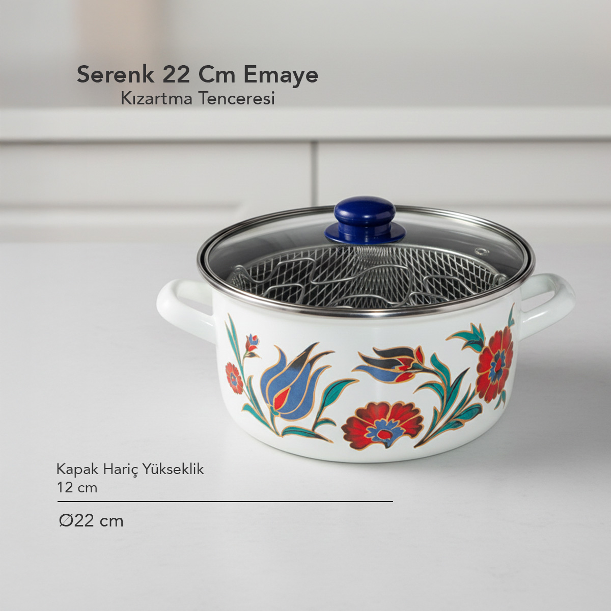 Çiçek desenli beyaz emaye tencere, cam kapaklı ve iç içe geçmiş sepetli.