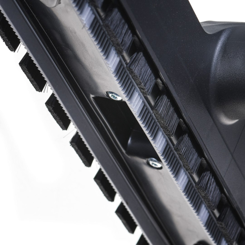 Zbliżenie czarnej dyszy odkurzacza ze szczotkami i zębami.