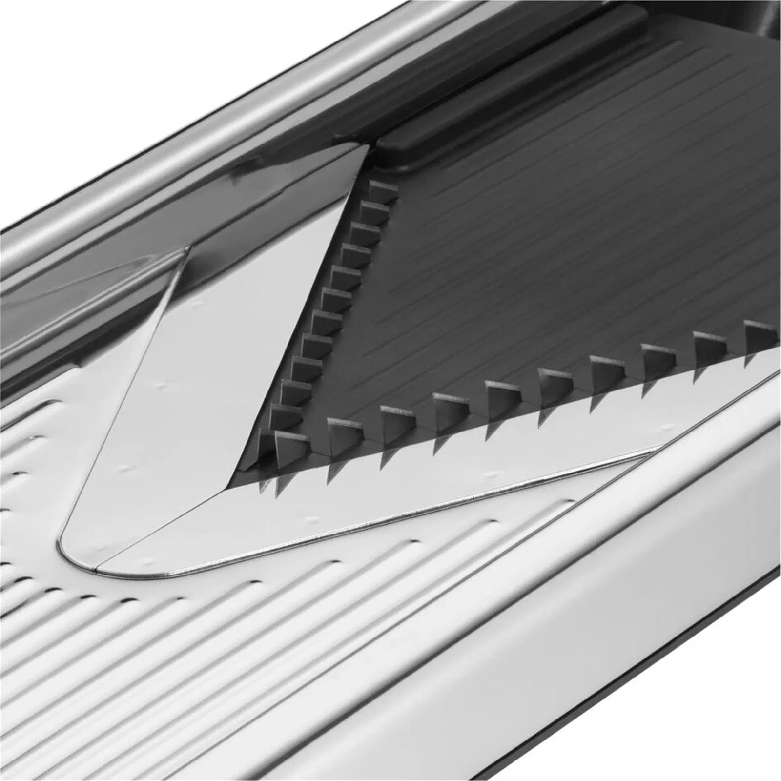 Zbliżenie na mandolinę, pokazujące ostre ostrza i rowki.