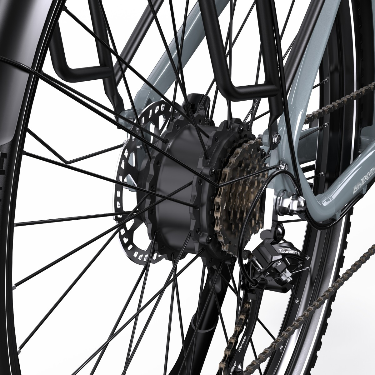 Zbliżenie tylnego koła roweru elektrycznego: kaseta, przerzutka i hamulec tarczowy.