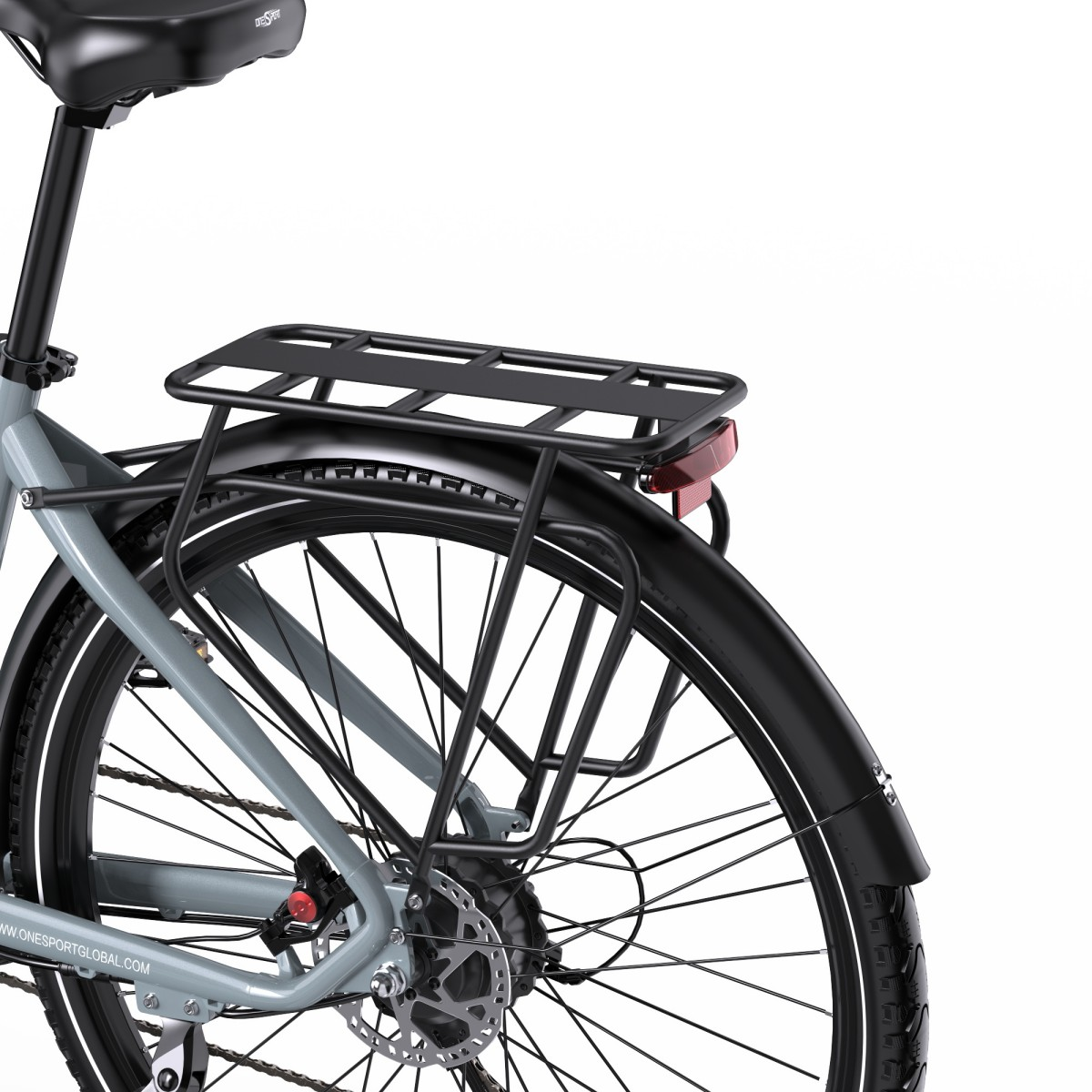 Szary rower z bagażnikiem, tylnym światłem i hamulcem tarczowym.