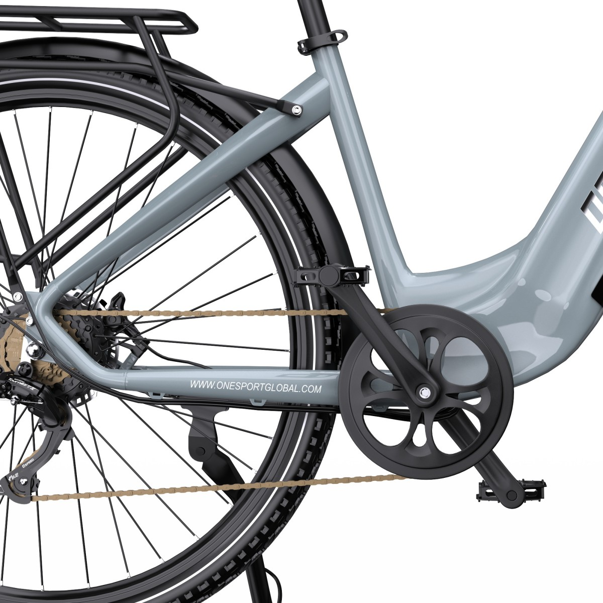 Zbliżenie tylnego koła szarego roweru elektrycznego z łańcuchem i pedałem.