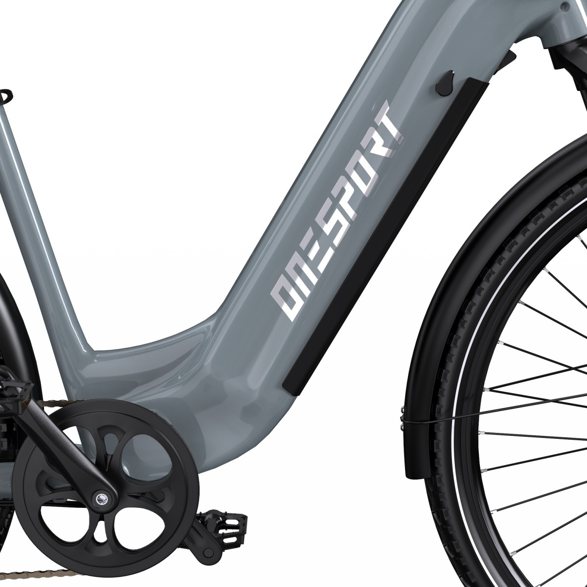 Szary rower elektryczny ze srebrnym napisem, czarnymi pedałami, łańcuchem i kołem.