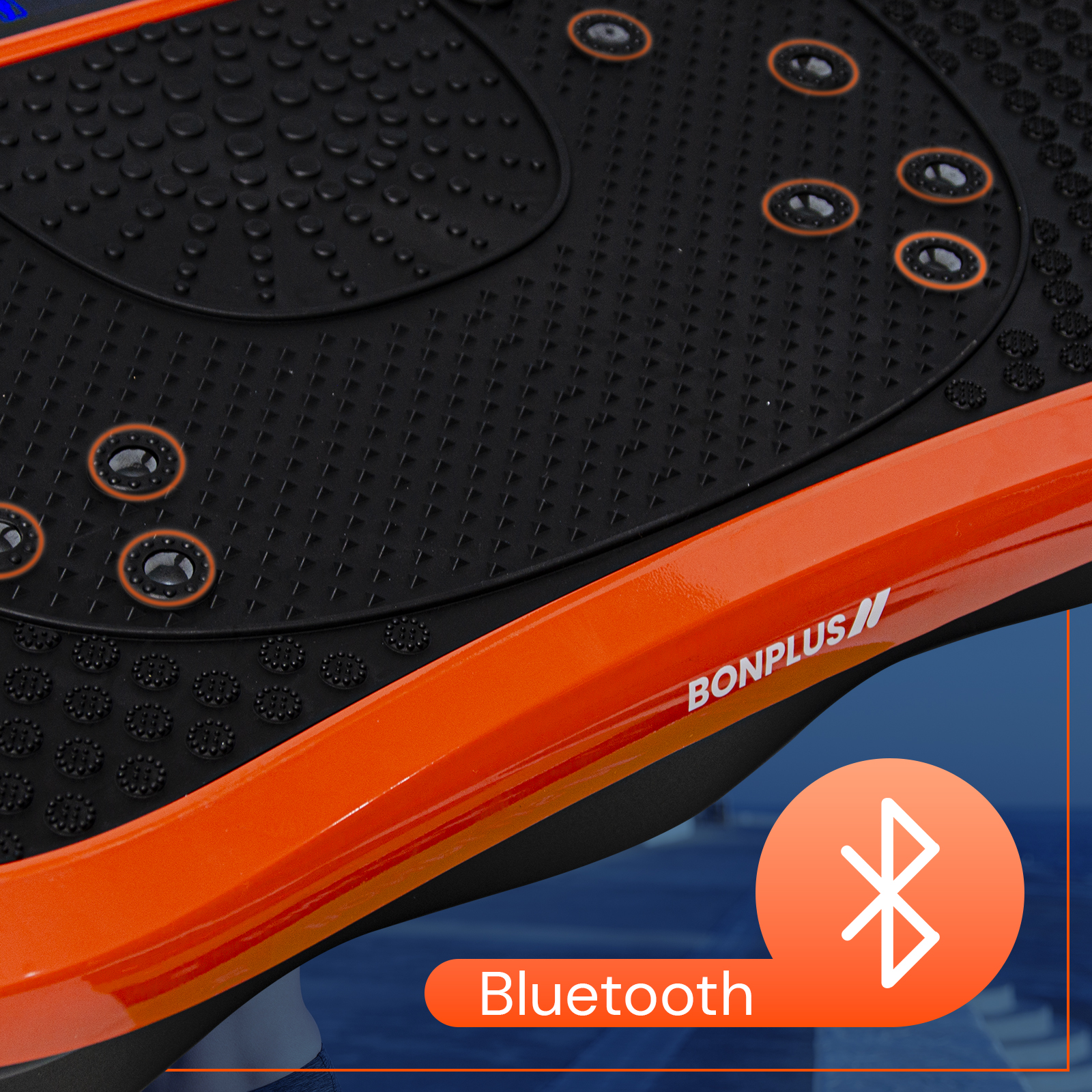 Alfombrilla de masaje negra con borde naranja y símbolo Bluetooth.