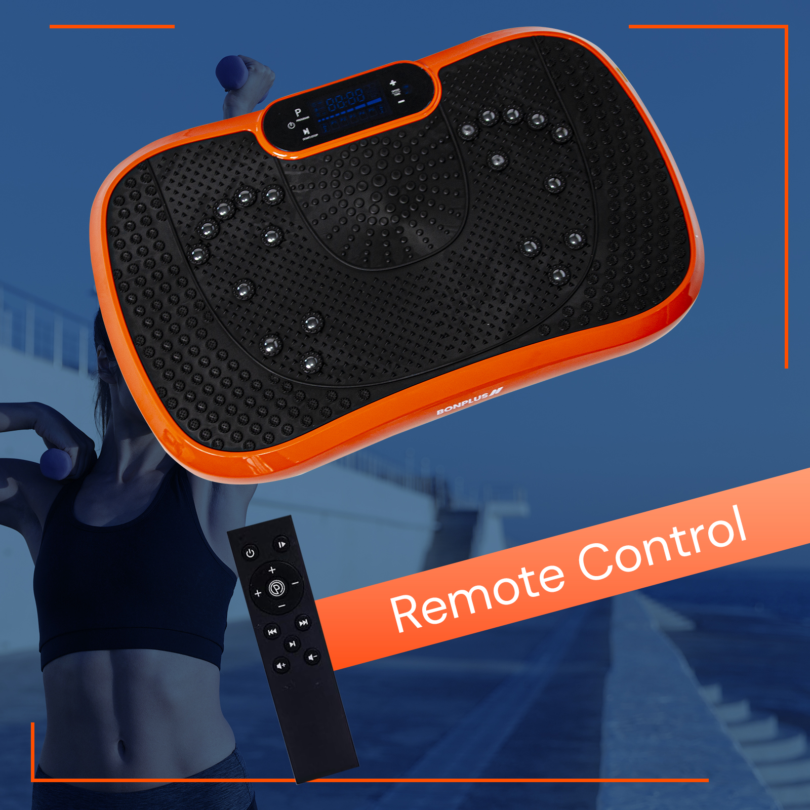 Placa vibratoria naranja con superficie negra, mando a distancia, mujer con mancuerna.
