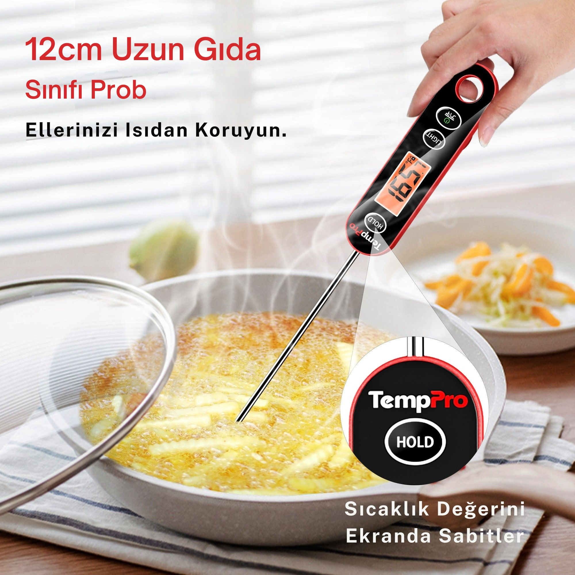 Kırmızı kasalı dijital gıda probu, pişmekte olan yiyecek dolu bir tavaya batırılmış.