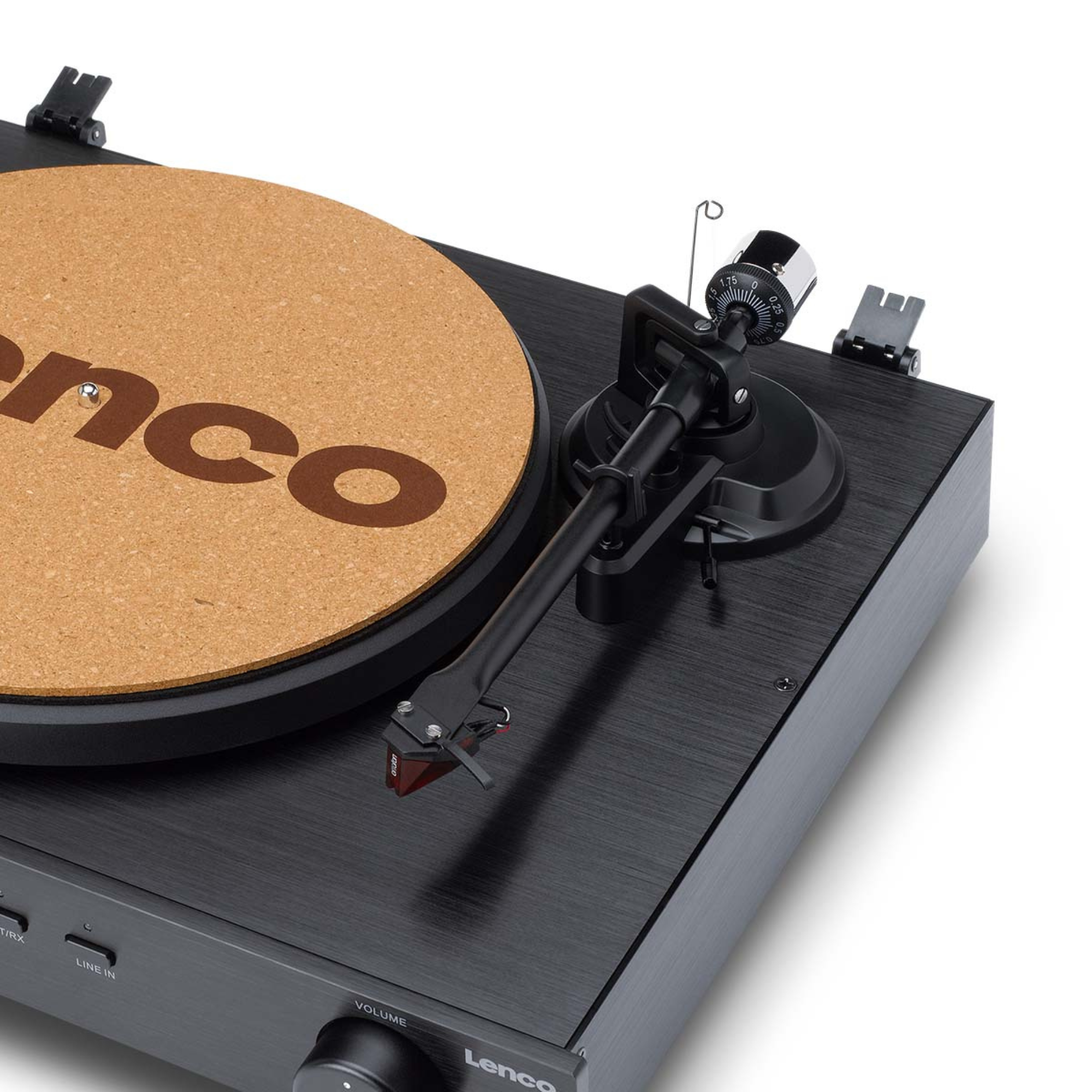 Czarny gramofon z korkową matą i ramieniem. Widok z bliska.