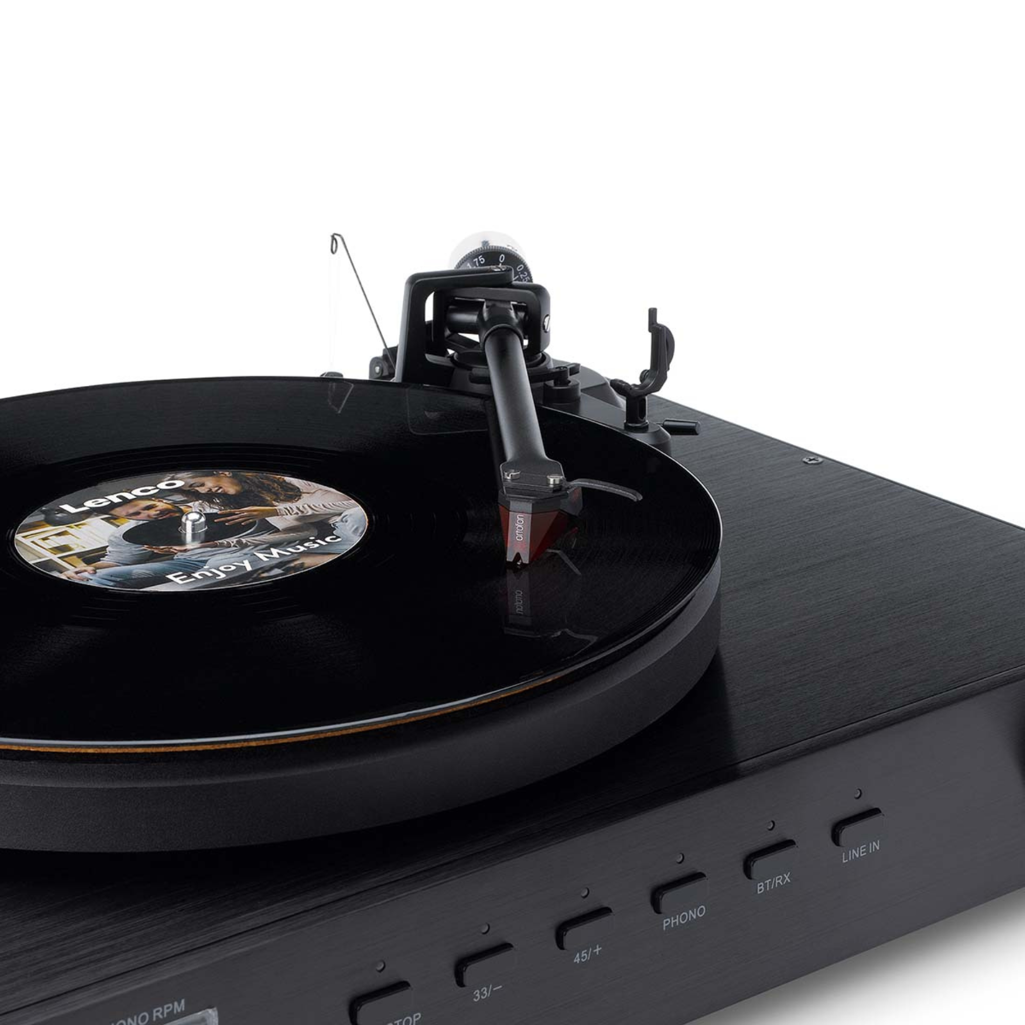 Czarny gramofon z płytą winylową i ramieniem na białym tle.