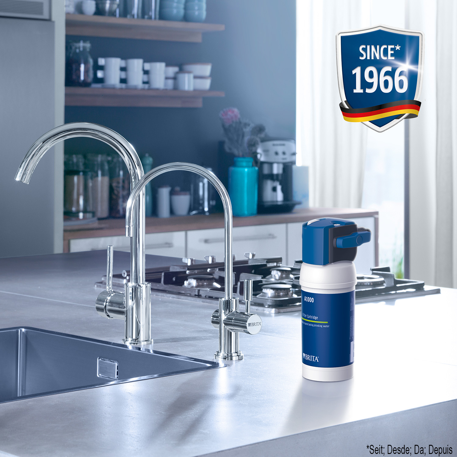 Una cartuccia filtro Brita A1000 si trova sul piano cucina accanto a un rubinetto.