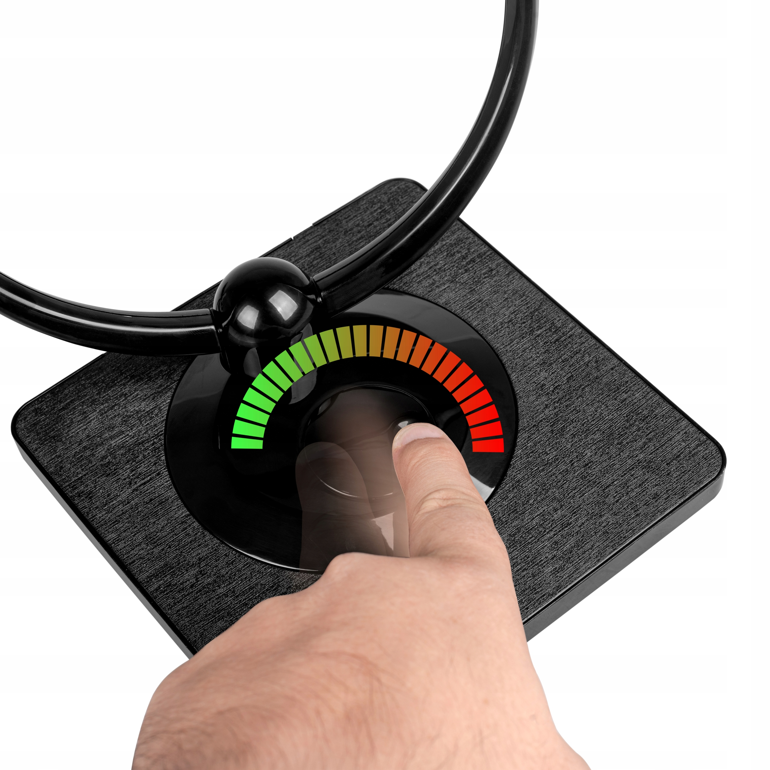 Palec dotyka pokrętła z kolorową skalą od zielonej do czerwonej.