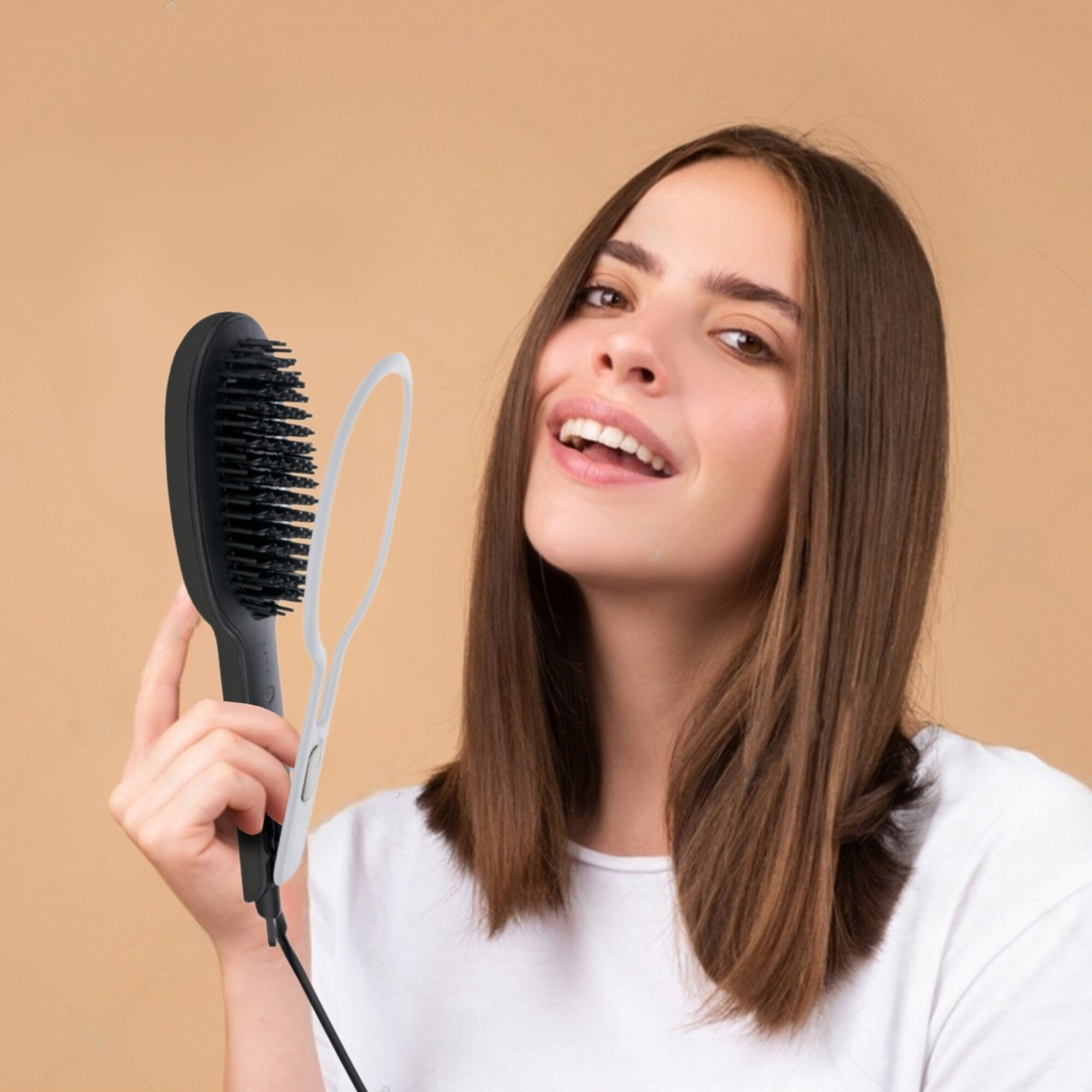 Kobieta z brązowymi włosami trzyma czarną szczotkę do włosów z białym uchwytem.