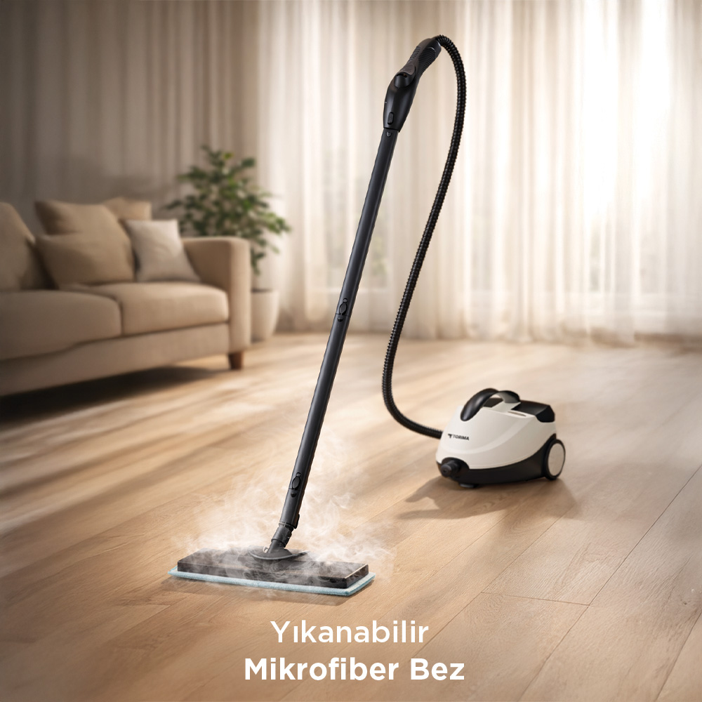 Ahşap zeminde paspas başlıklı buharlı temizleyici, buhar yükseliyor. Salon.