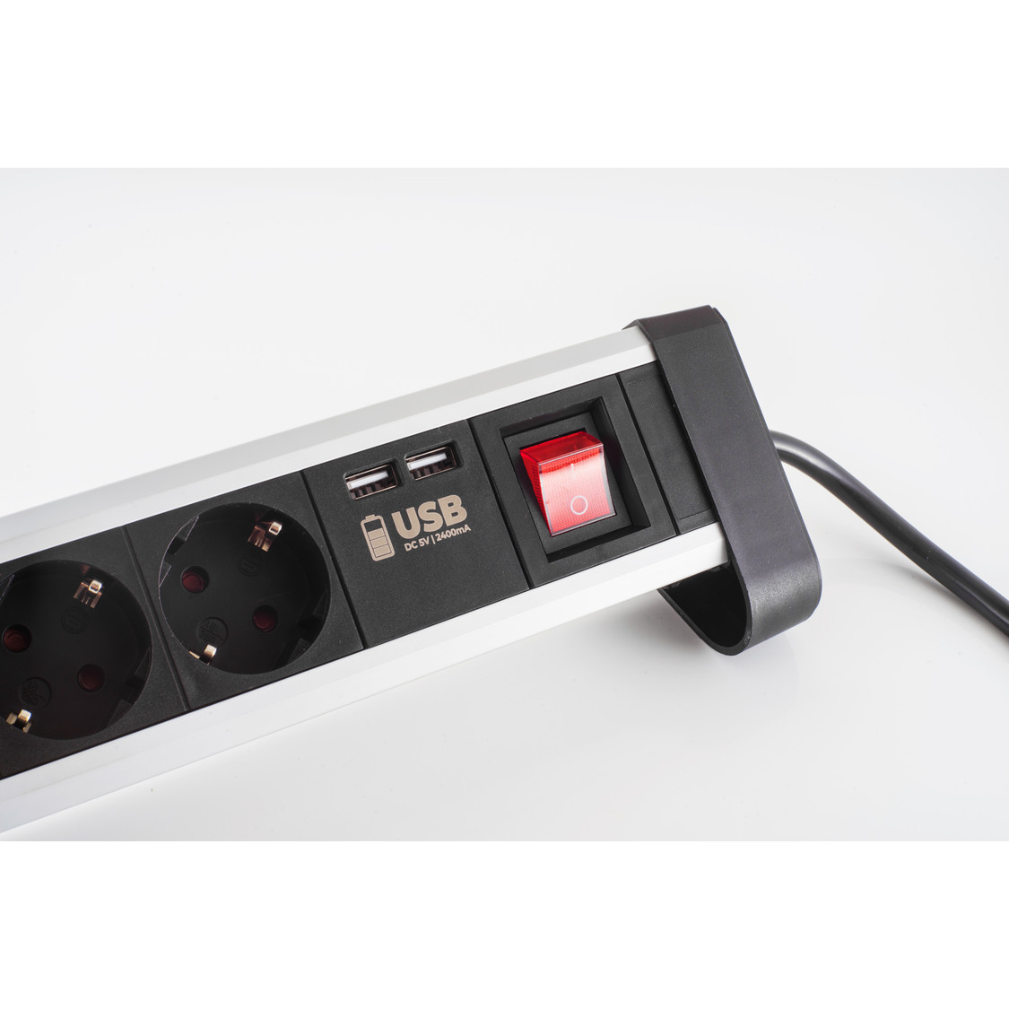 Schwarzer Mehrfachstecker mit zwei USB-Anschlüssen, rotem Schalter und Steckdosen.