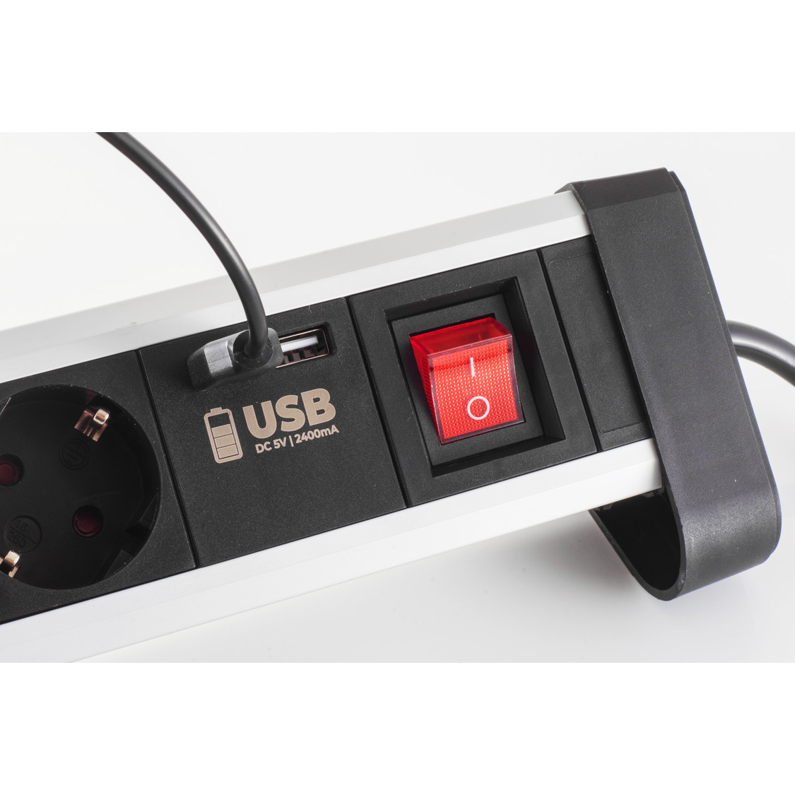Schwarzer Mehrfachstecker mit rotem Schalter, USB-Anschluss und Steckdose.