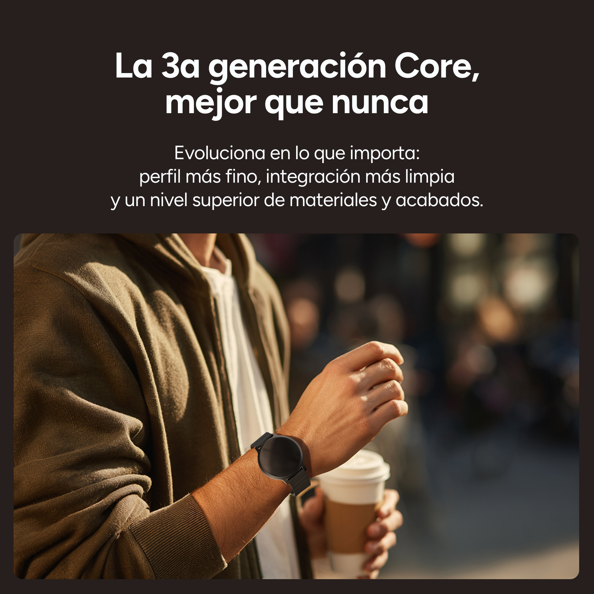 Un hombre sostiene una taza de café y lleva un reloj inteligente.