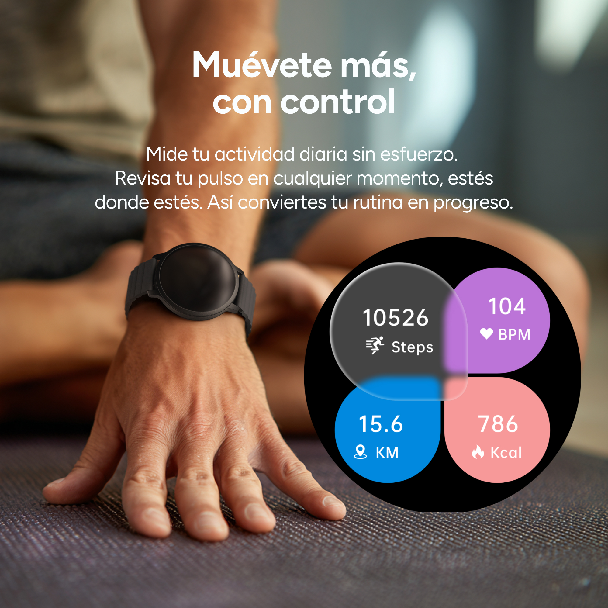 Una mano con un reloj inteligente que muestra pasos, BPM, KM y Kcal.