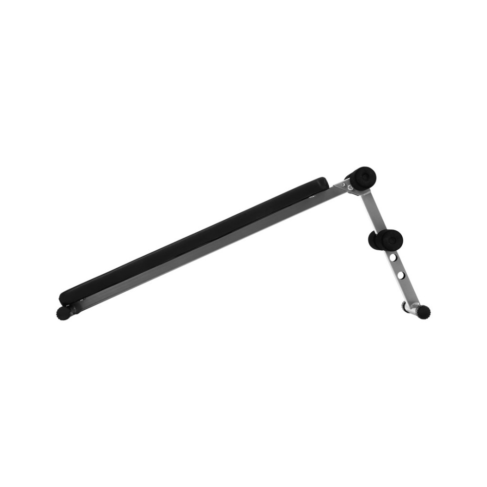 Czarna, wyściełana ławka treningowa ze srebrnymi metalowymi nogami i czarnymi kołami.