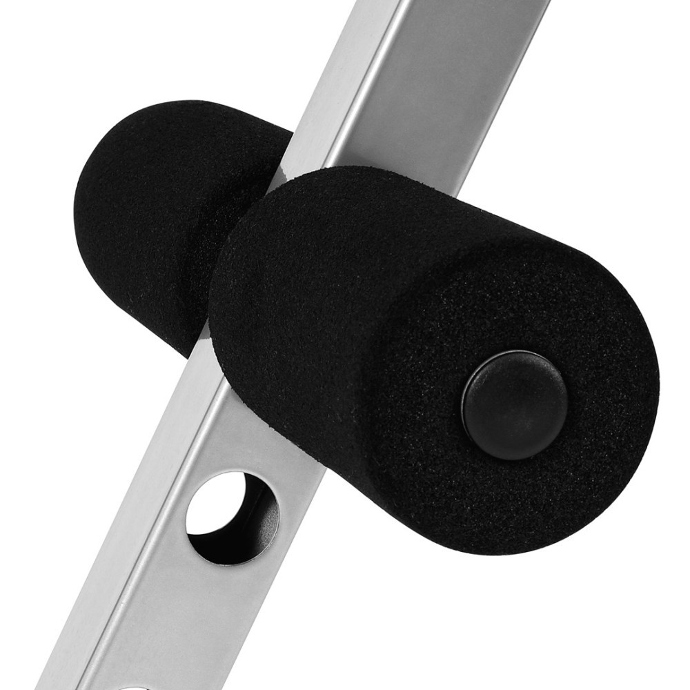 Zbliżenie srebrnej metalowej ramy z dwoma czarnymi piankowymi uchwytami, białe tło.