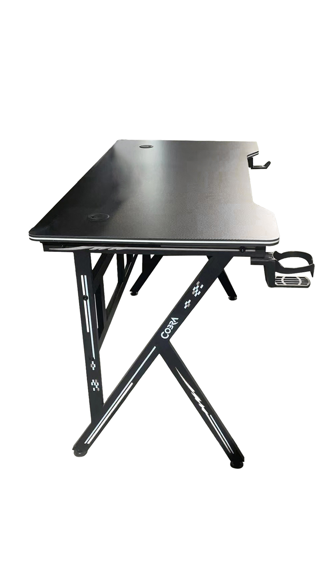 Czarny biurko gamingowe z metalową ramą i uchwytem na kubek.