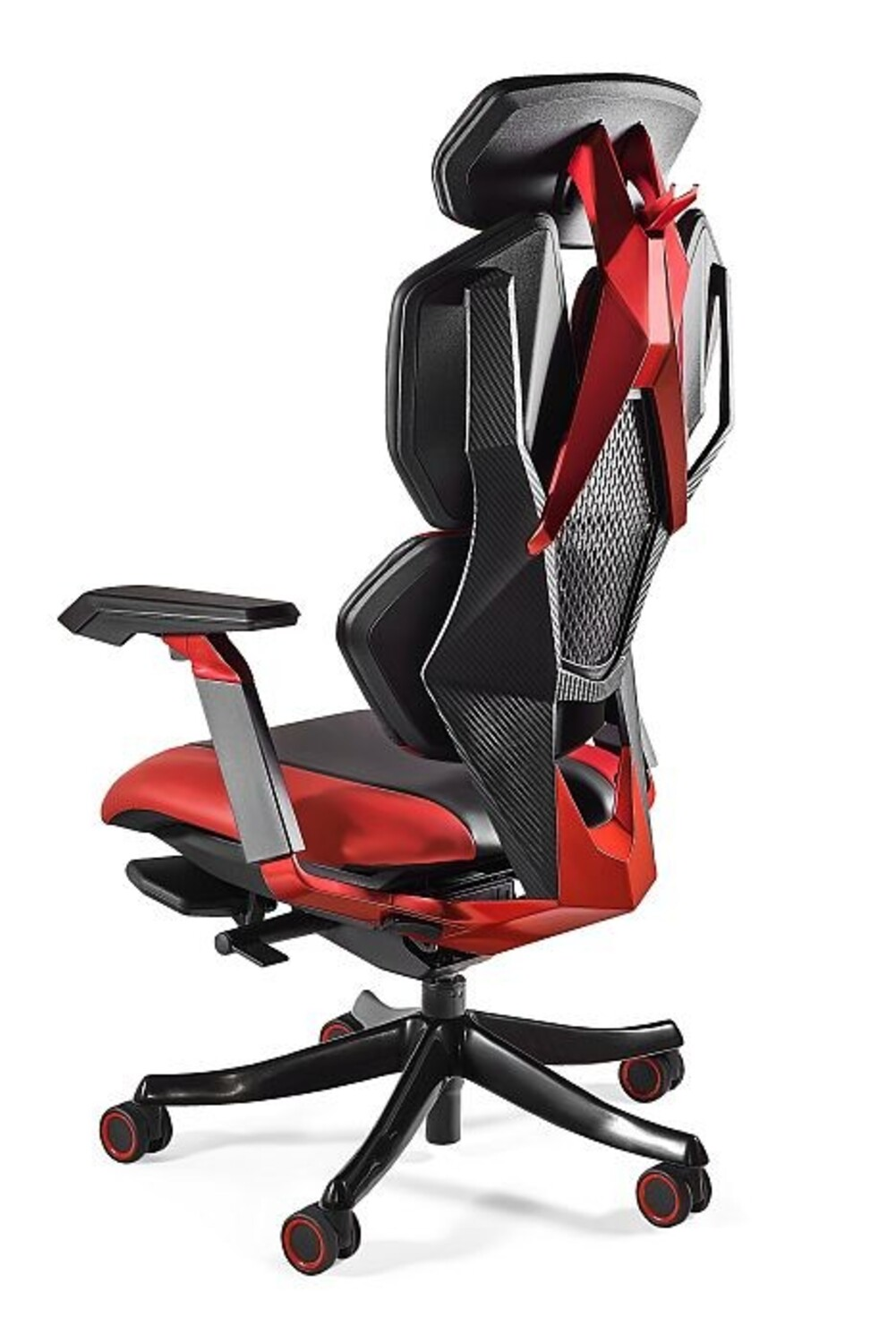 Czerwono-czarny fotel gamingowy z akcentami z włókna węglowego i podłokietnikami.