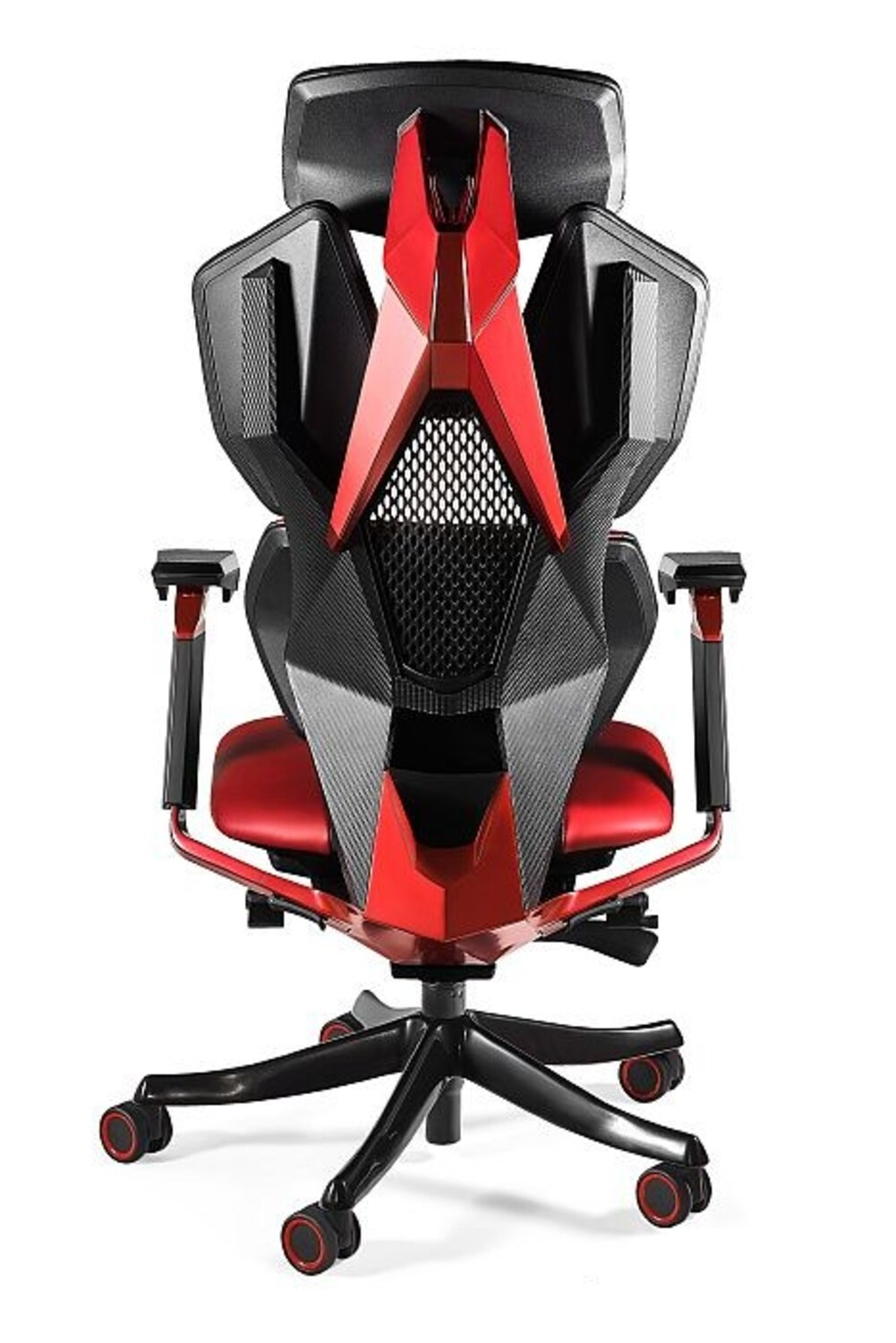 Czarno-czerwony fotel gamingowy z akcentami z włókna węglowego i kółkami.