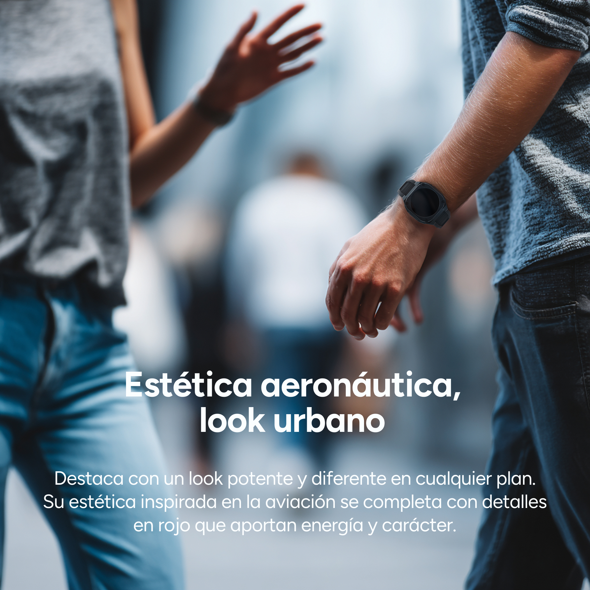 Dos personas al aire libre, una lleva un reloj negro en la muñeca.