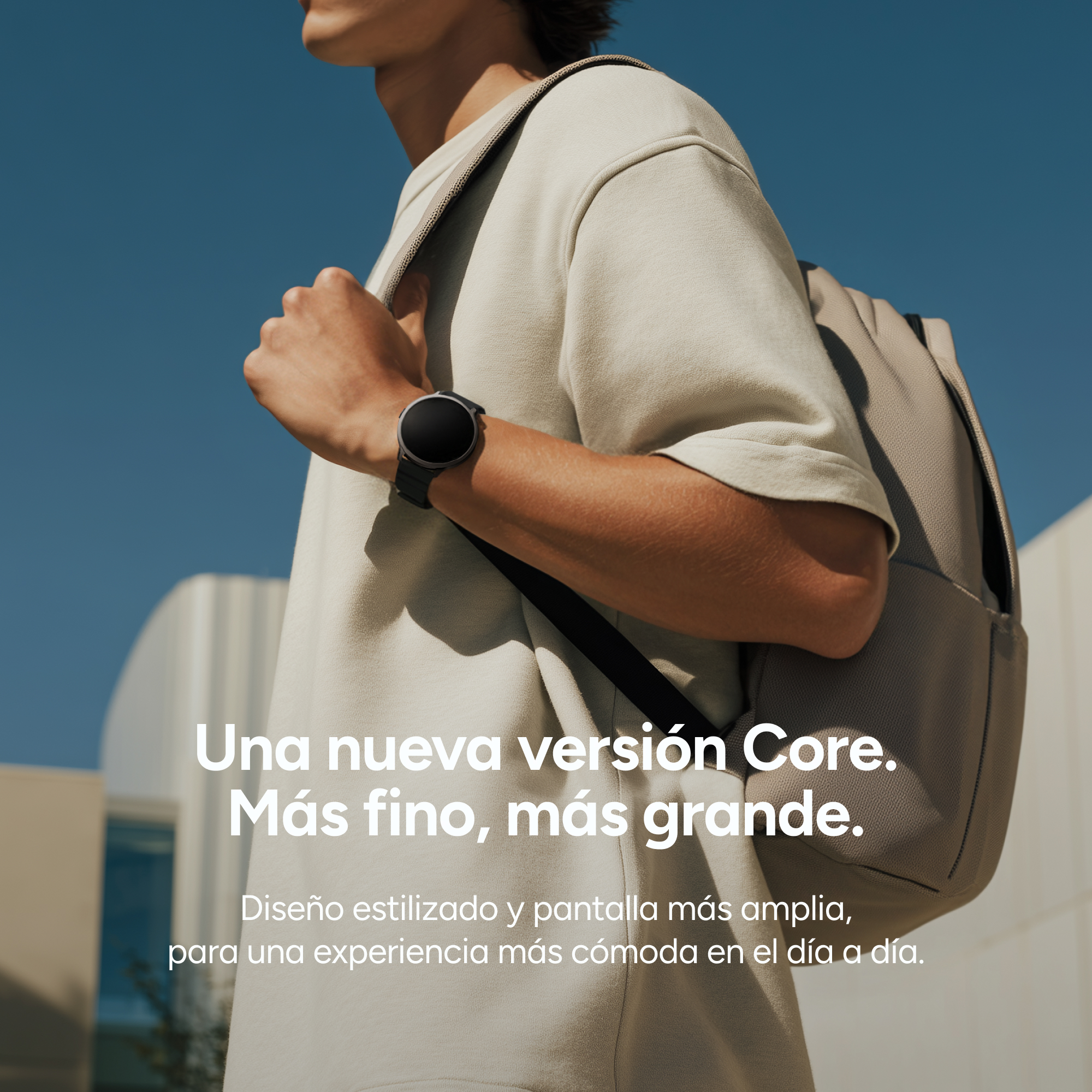 Uomo con zaino e smartwatch, cielo blu, edifici sullo sfondo.