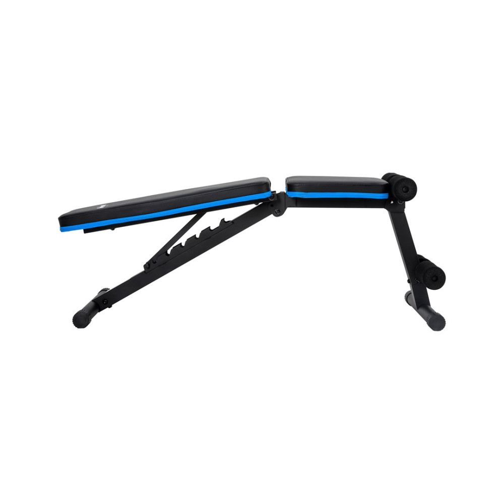 Regulowana ławka treningowa z czarną tapicerką i niebieskimi akcentami.