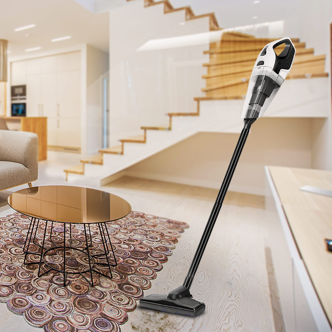 Odkurzacz bezprzewodowy czyści podłogę w salonie obok schodów.