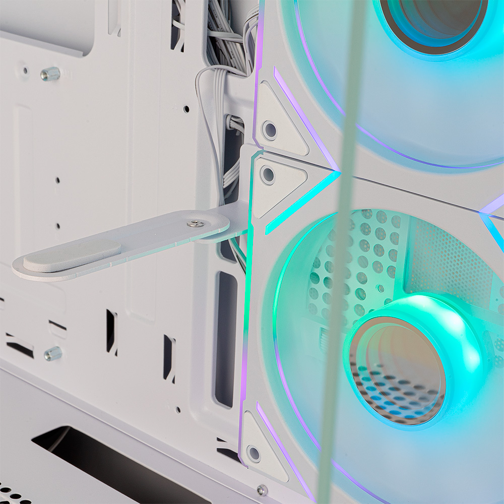 Interior de caja de PC blanca con ventiladores iluminados. Se ve un brazo de soporte.
