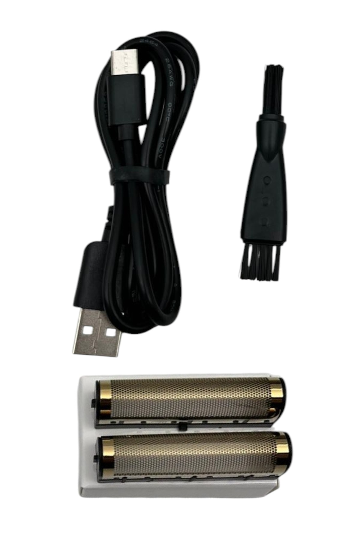 Siyah USB kablosu, siyah temizleme fırçası ve beyaz zeminde iki altın tıraş başlığı.