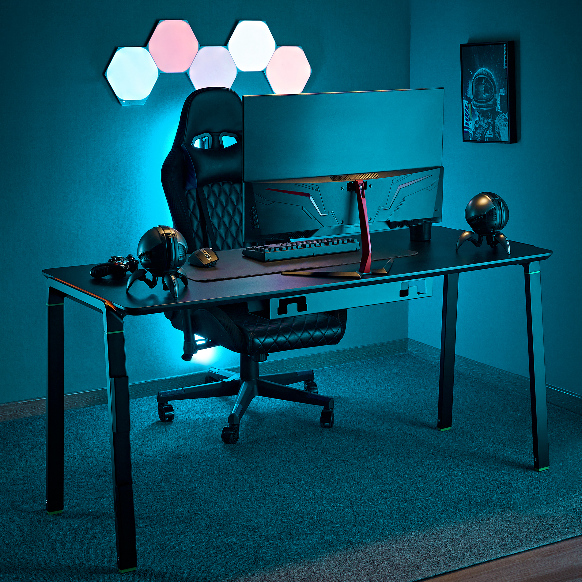 Un escritorio para juegos con silla, monitor, teclado, ratón, mando y altavoz.