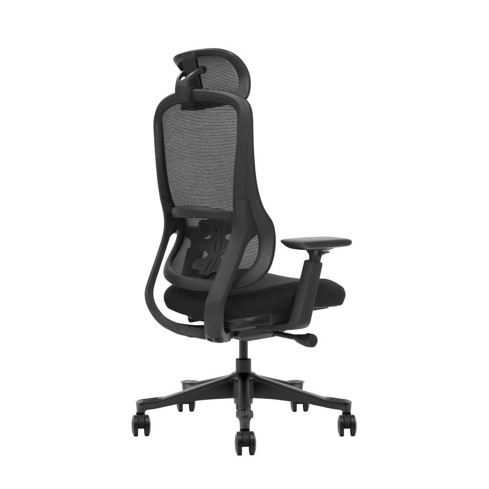 Una silla de oficina negra con respaldo de malla y reposacabezas sobre fondo blanco.
