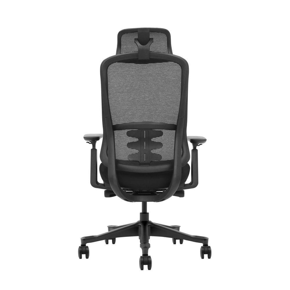 Silla de oficina negra con respaldo de malla y reposacabezas, vista trasera.