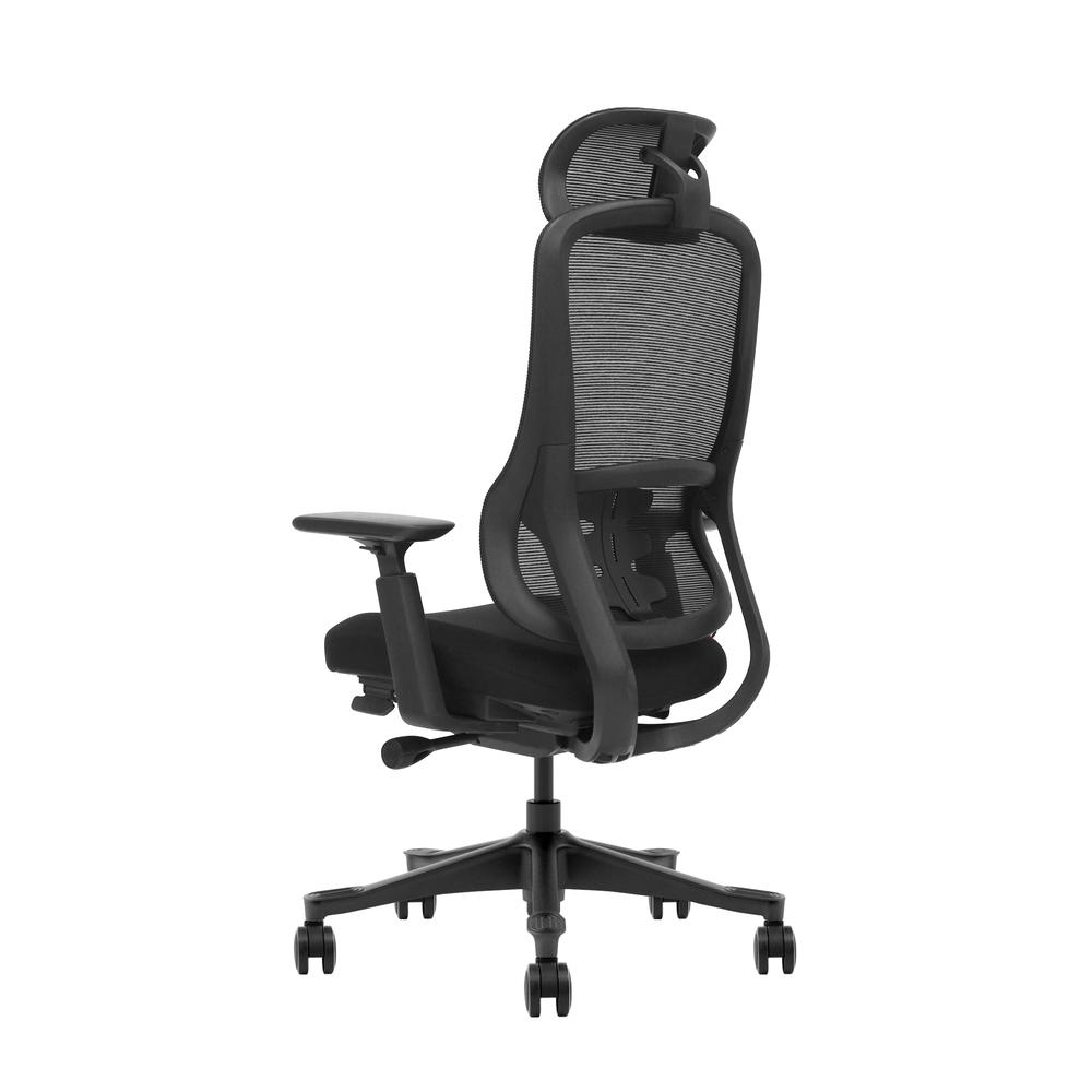 Una silla de oficina negra con respaldo de malla y reposabrazos ajustables.
