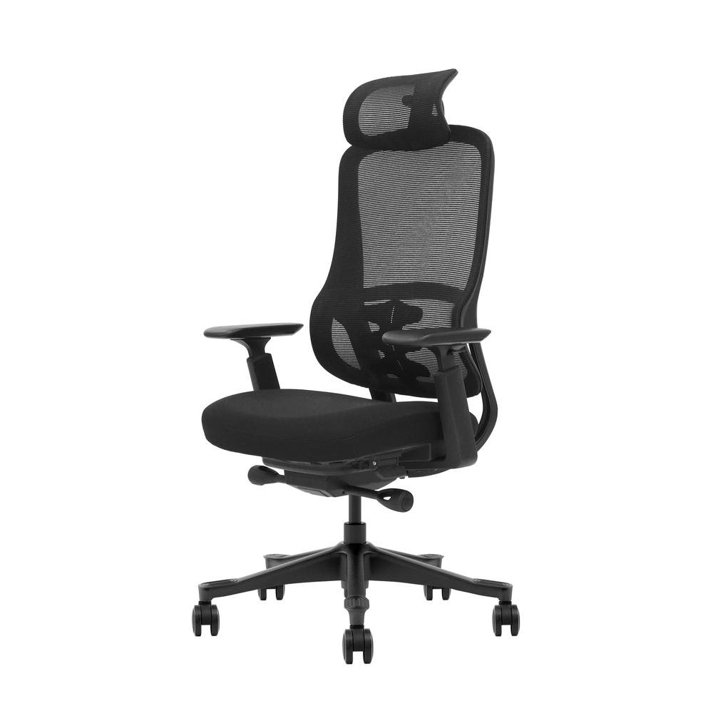 Silla de oficina ergonómica negra con respaldo de malla, brazos ajustables y ruedas.