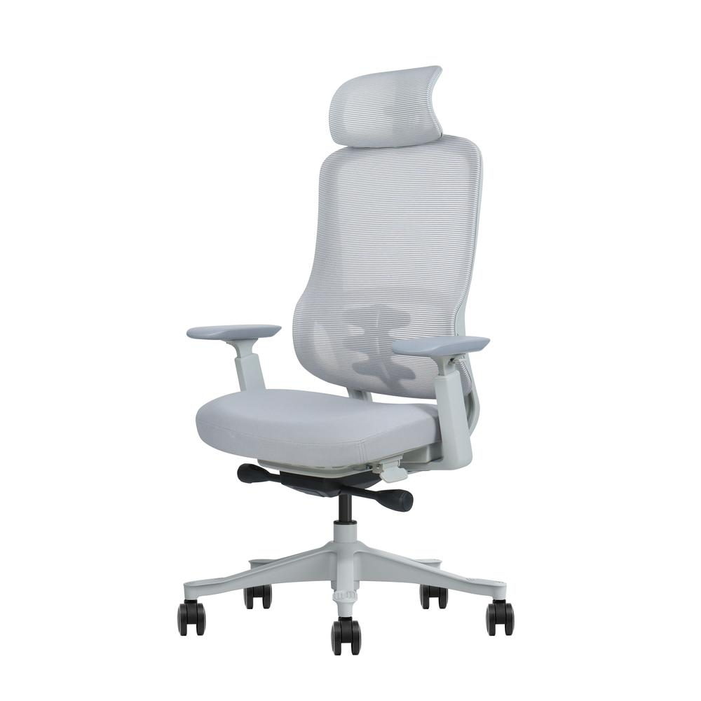 Silla de oficina gris con respaldo de malla, brazos ajustables y ruedas.