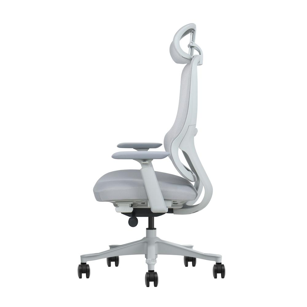 Silla de oficina color claro con respaldo de malla, reposabrazos ajustables y reposacabezas.