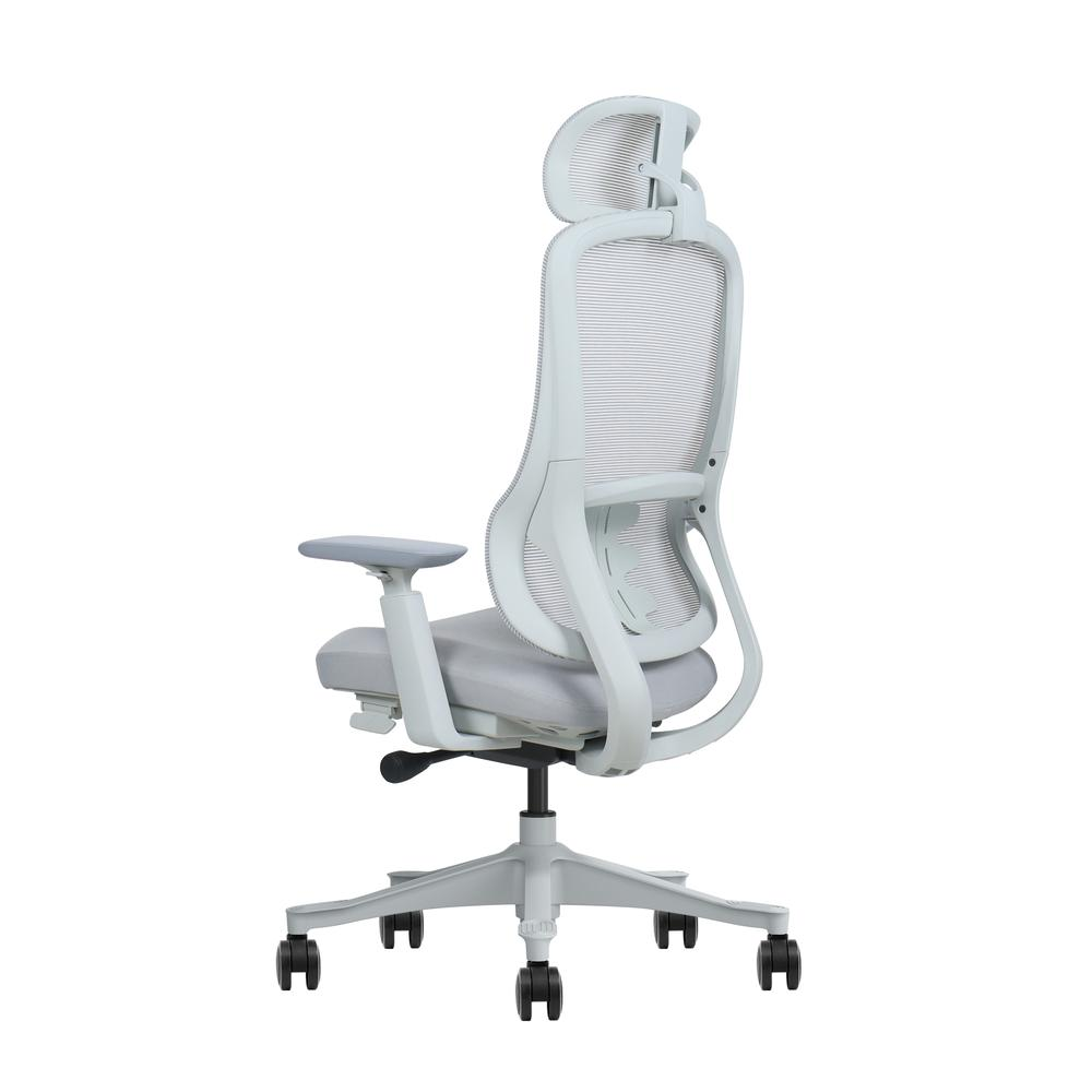 Una silla de oficina ergonómica de color claro con respaldo de malla y reposabrazos.
