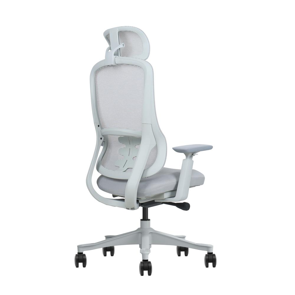 Silla de oficina color claro con respaldo de malla y brazos ajustables.
