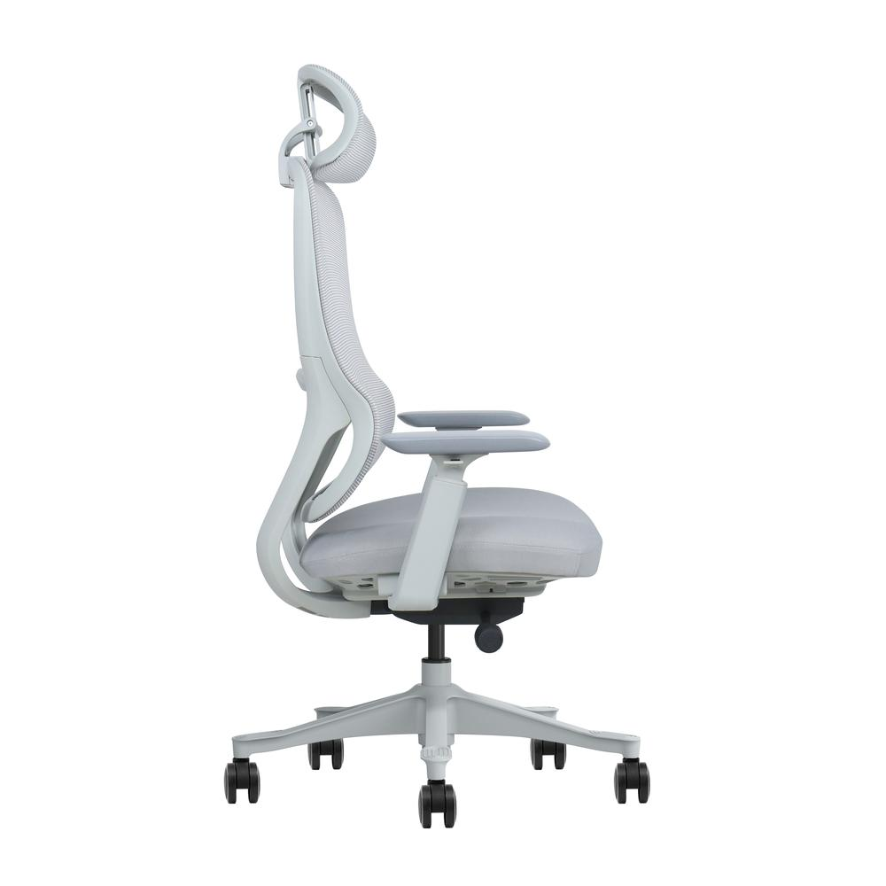 Una silla de oficina gris con respaldo de malla y brazos ajustables, con ruedas.