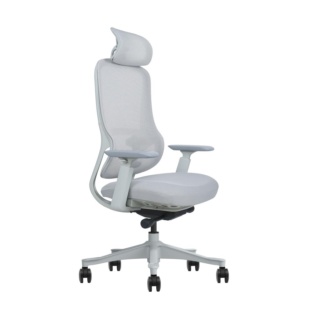 Silla de oficina ergonómica de color claro con respaldo de malla y reposacabezas.