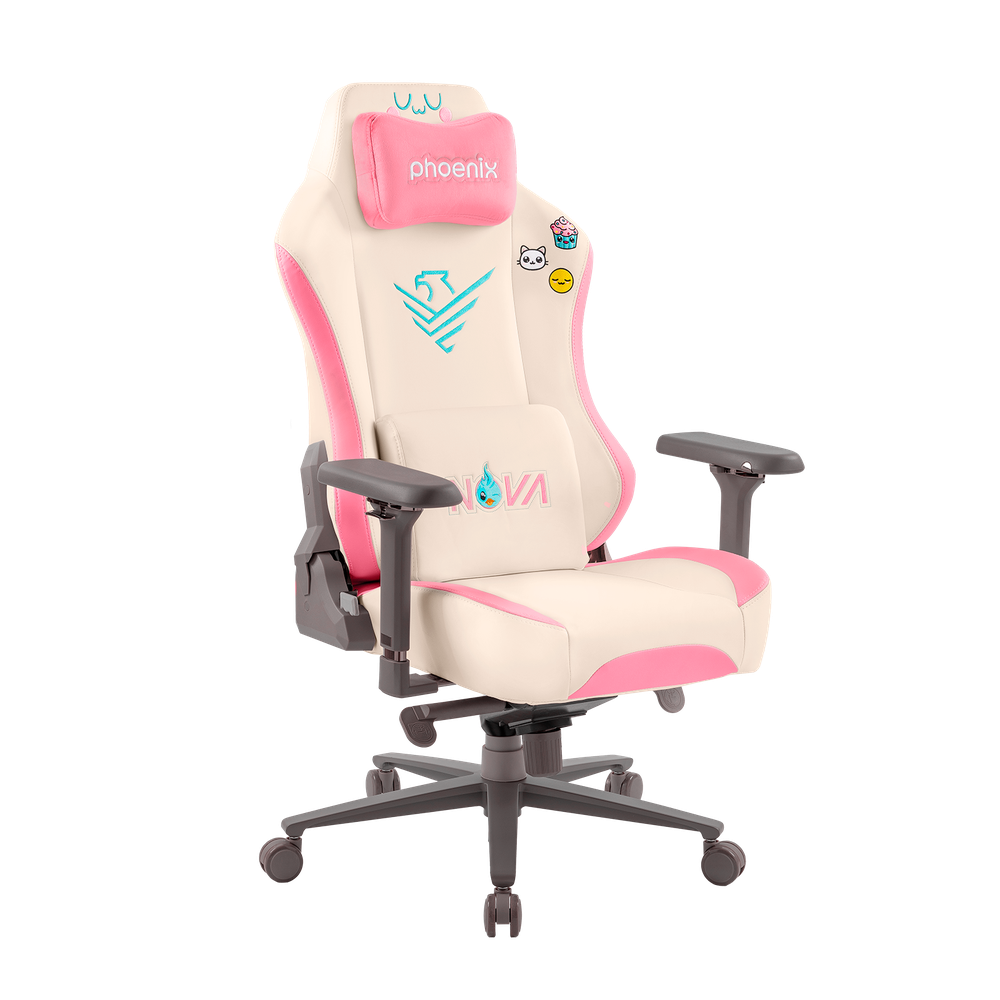 Una silla gamer color crema con detalles rosas y pegatinas.