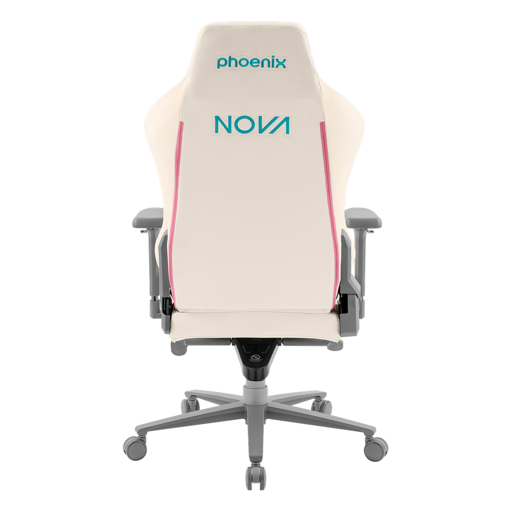Una silla gamer color crema con ribetes rosas y letras azules.